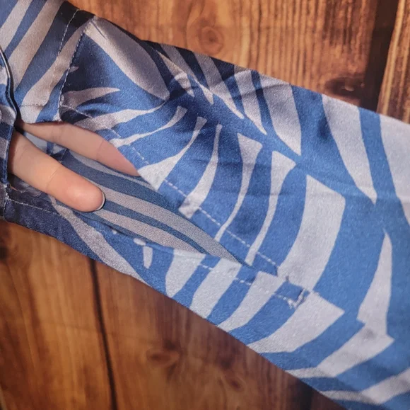 White House Black Market Top Size M Blues - Picture 8 of 12